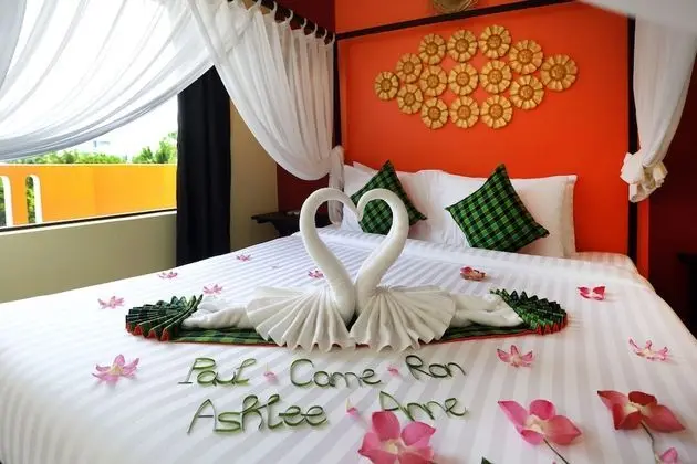 Deluxe Tek Büyük Yataklı Oda, Balkon, Havuz Manzaralı