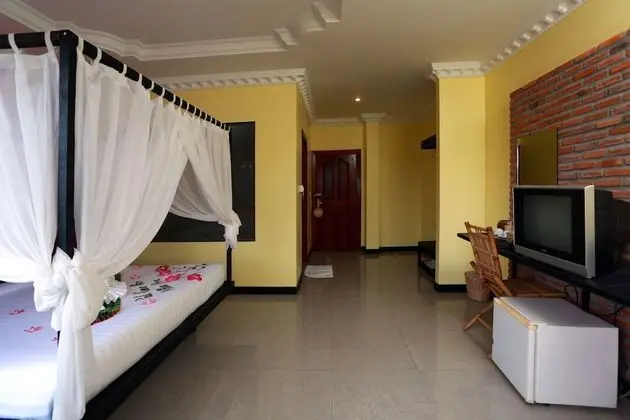 Deluxe Tek Büyük Yataklı Oda, Balkon, Havuz Manzaralı