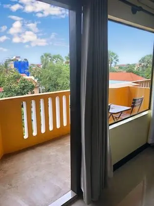 Deluxe Tek Büyük Yataklı Oda, Balkon, Havuz Manzaralı