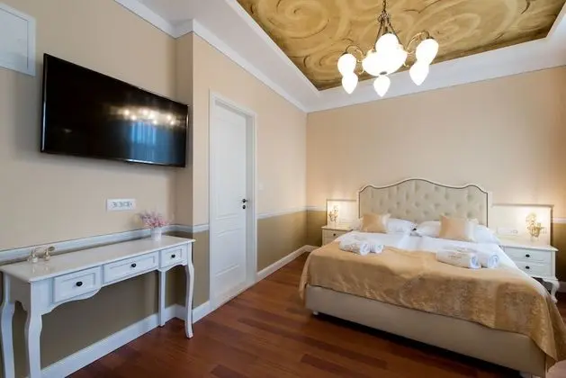 Double Room, Street View