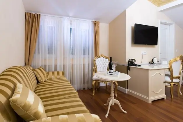Family Room, Street View