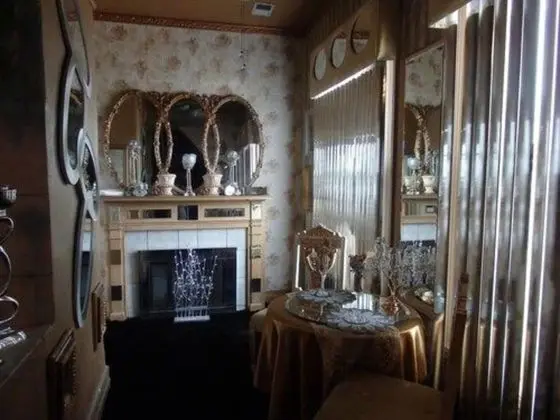 (Lil Dynasty) No Private Bathroom