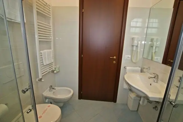 Üç Kişilik Oda, Deniz Manzaralı