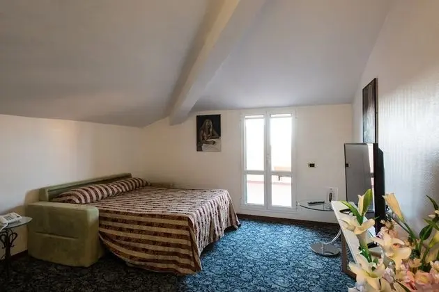 Büyük Yataklı Tek Kişilik Oda