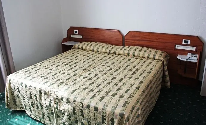 Büyük Yataklı Tek Kişilik Oda