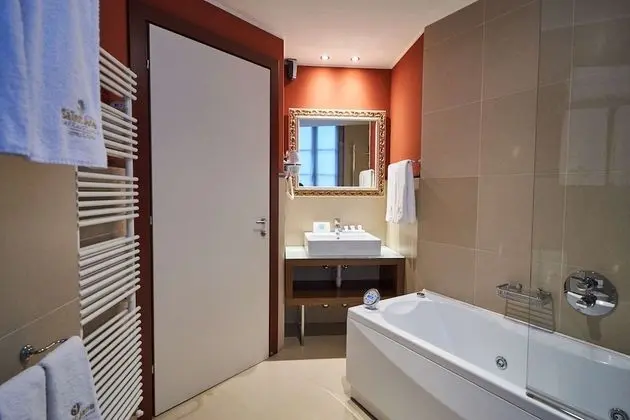 Superior Oda, 1 Büyük (Queen) Boy Yatak, Sigara İçilmez, Sıcak Su Küveti (Converts to 2 Twin Beds)