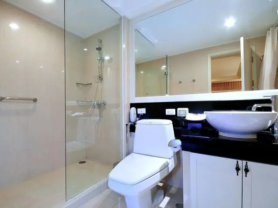 One Bedroom Balcony Suite - Lakeview