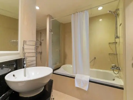 One Bedroom Balcony Suite - Lakeview