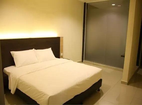 Single Queen Room