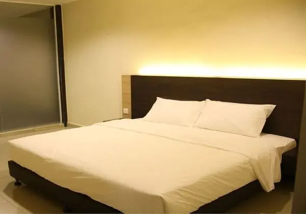 Single Queen Room