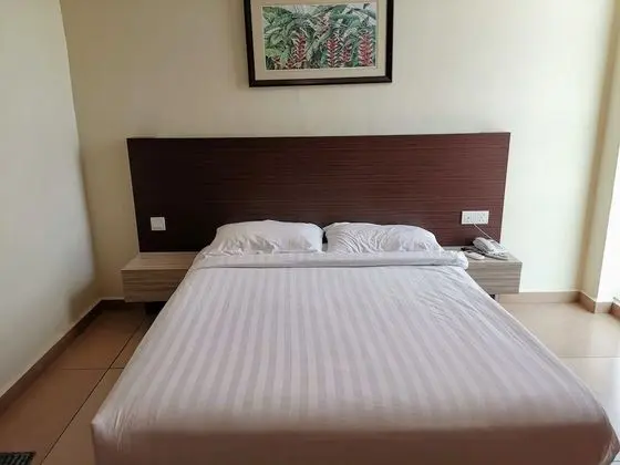 Single Queen Room