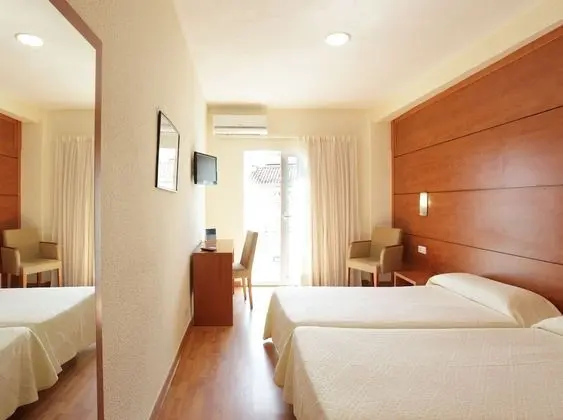 Tek Büyük veya İki Ayrı Yataklı Oda, Balkon