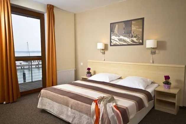 Tek Büyük Yataklı Oda, Balkon, Liman Manzaralı