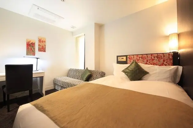 Superior Tek Büyük Yataklı Oda, Sigara İçilebilir (1 Double Bed, Sofa bed for 3rd Adult)