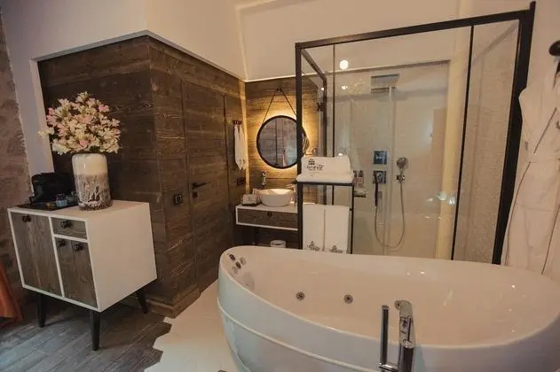 Jakuzili Suit Oda, Bahçe Manzaralı