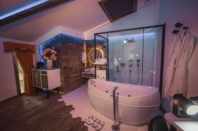 Queen Suite, Manzarasız