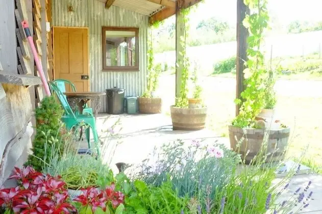 Kulübe (upcycled static caravan)