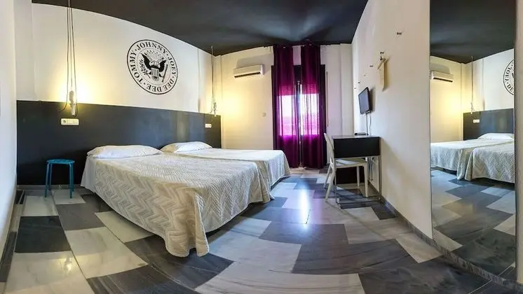 Basic Büyük Yataklı Tek Kişilik Oda