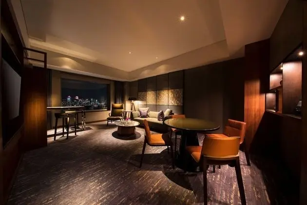 Süit, Sigara İçilmez (Corner Suite)