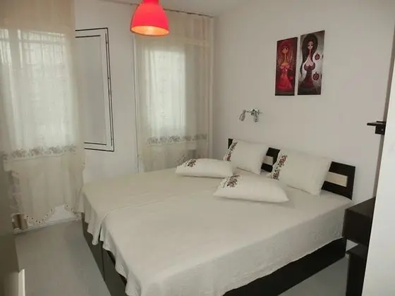 Aile Odası, Bahçe Manzaralı