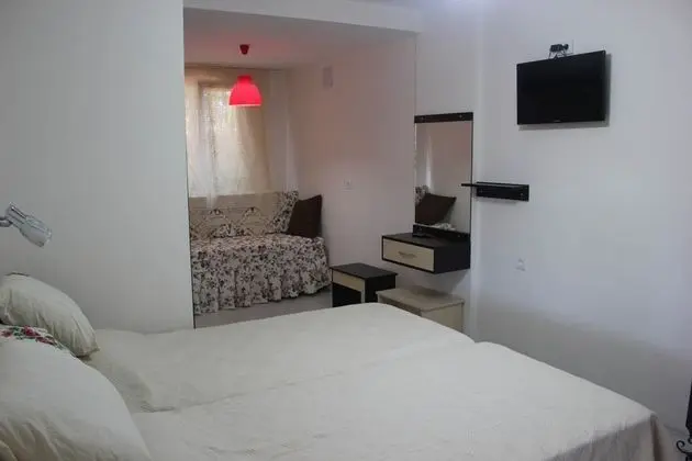 Aile Odası, Bahçe Manzaralı