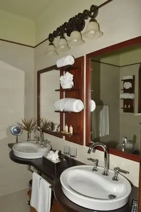 Kır Evi, Havuz Manzaralı