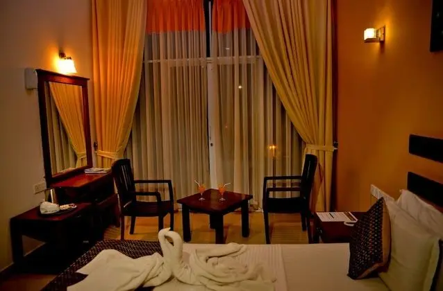Deluxe Tek Büyük Yataklı Oda, Havuz Manzaralı