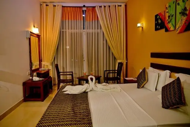 Deluxe Tek Büyük Yataklı Oda, Havuz Manzaralı