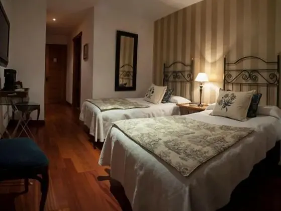 Tek Büyük Yataklı Oda, 2 Tek Kişilik Yatak