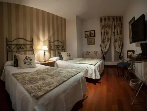 Tek Büyük Yataklı Oda, 2 Tek Kişilik Yatak