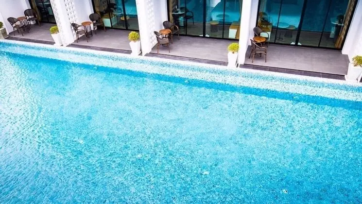 2 bed blue room pool view