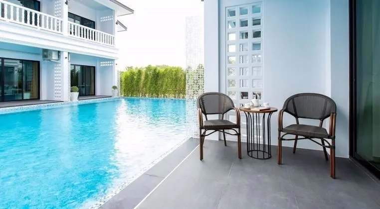 Yellow room pool access
