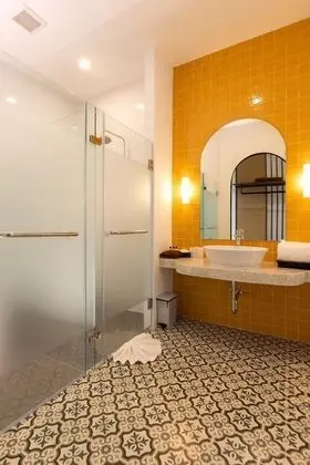Yellow room pool access