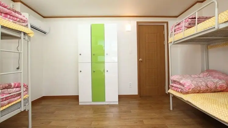 Ortak Ranzalı Oda (6 people)