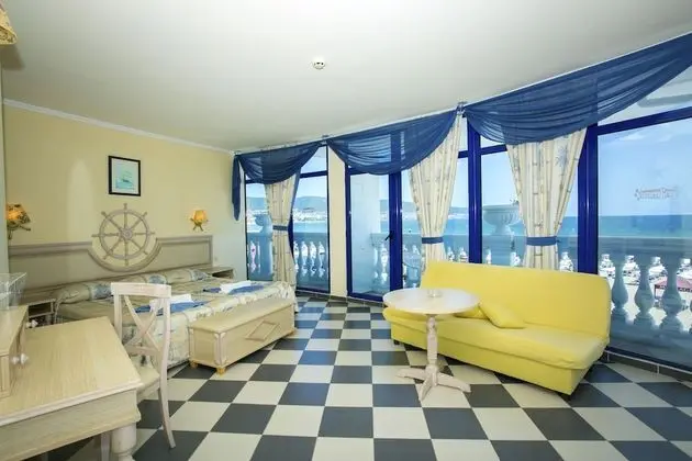 Studio, Sea View