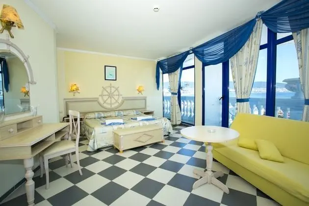 Studio, Sea View