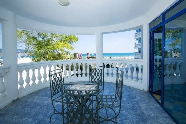 Studio, Sea View