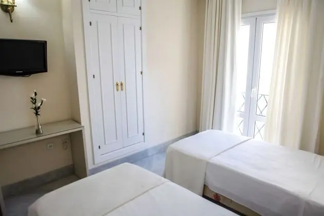 Büyük Yataklı Tek Kişilik Oda