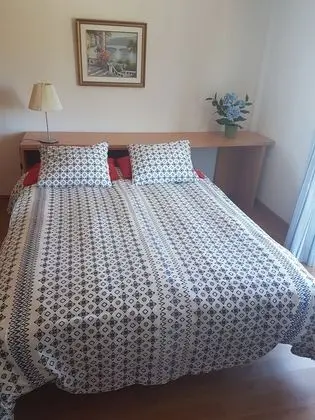 Tek Büyük Yataklı Oda, Ortak Banyo (Flor)