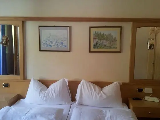 Üç Kişilik Oda, Bağlantılı Odalar