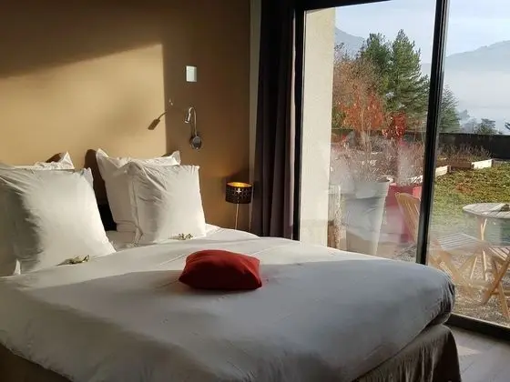 Panoramic Tek Büyük Yataklı Oda, Özel Banyo, Göl Manzaralı (Charme)