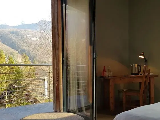 Panoramic Tek Büyük Yataklı Oda, Özel Banyo, Göl Manzaralı (Charme)
