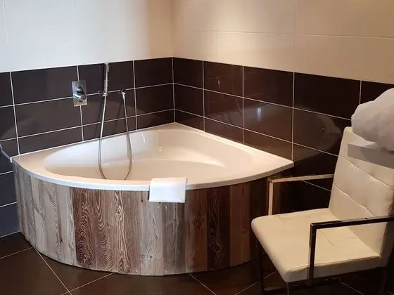 Panoramic Tek Büyük Yataklı Oda, Özel Banyo, Göl Manzaralı (Charme)