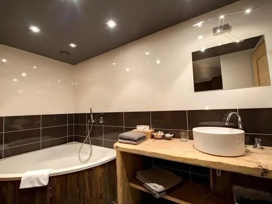Panoramic Tek Büyük Yataklı Oda, Özel Banyo, Göl Manzaralı (Charme)