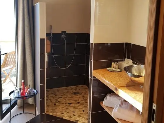 Panoramic Tek Büyük Yataklı Oda, Özel Banyo, Göl Manzaralı (Charme)