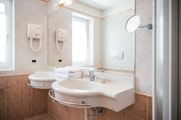 Comfort Tek Büyük veya İki Ayrı Yataklı Oda