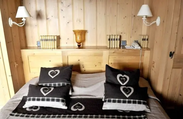 Tek Büyük Yataklı Oda, Balkon, Dağ Manzaralı (Combins - South view)