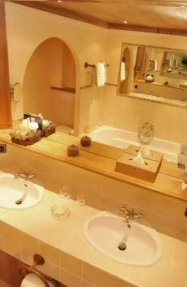 Tek Büyük Yataklı Oda, Balkon, Dağ Manzaralı (Combins - South view)