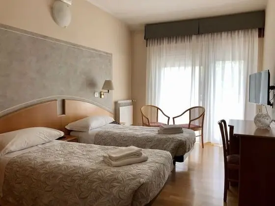 Standard Tek Büyük veya İki Ayrı Yataklı Oda, Göl Manzaralı