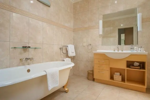 Luxury İki Ayrı Yataklı Oda, Özel Banyo, Kısmi Göl Manzaralı